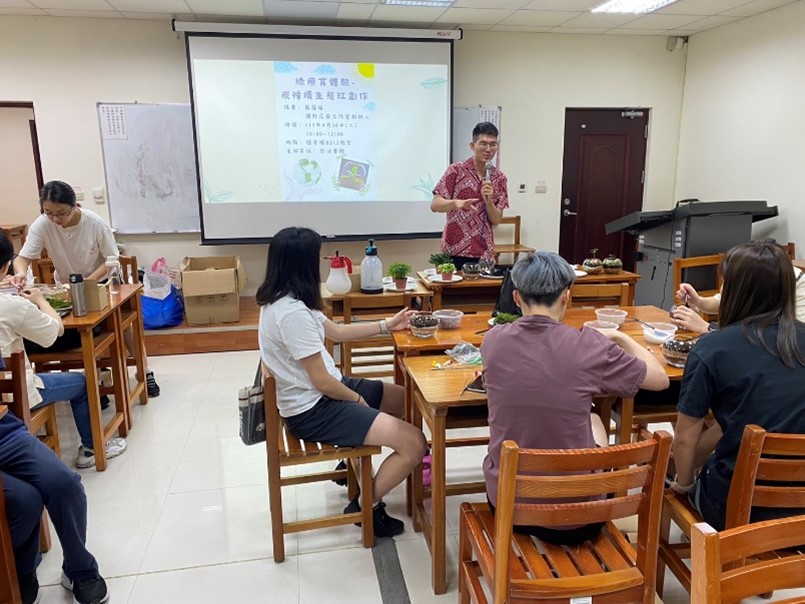 讲师进行示范教学与重点说明