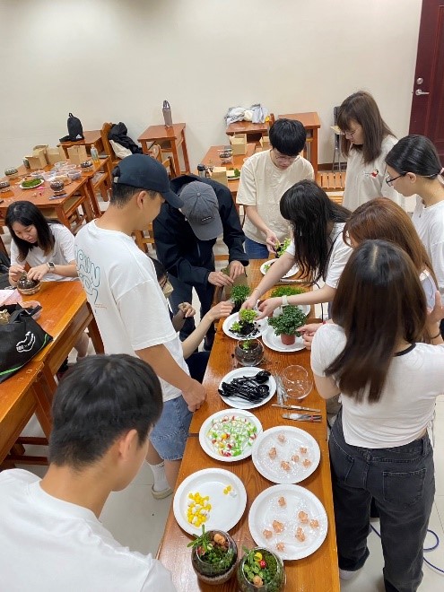 分组来领取顶层植栽与素材